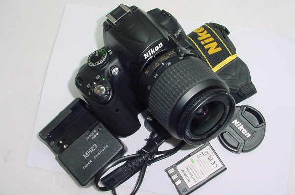 Nikon D5000 DSLR 12.3MP Camera with Nikon DX AF-S Nikkor 18-55mm VR Lens