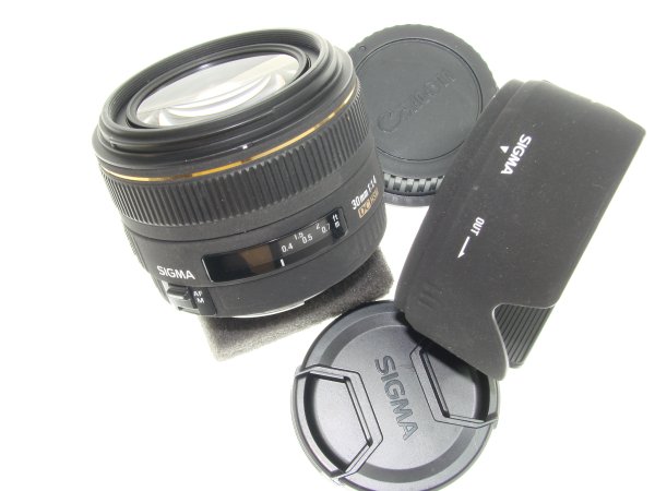 Sigma 30mm f/1.4 DC HSM Wide Angle Lens for Canon EF