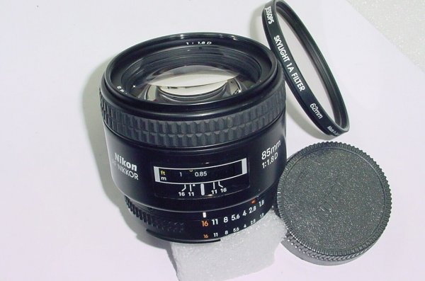 Nikon 85mm F/1.8 D AF NIKKOR Auto Focus Portrait Lens - Excellent