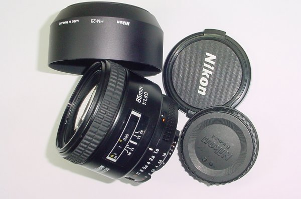 Nikon 85mm F/1.8 D AF NIKKOR Auto Focus Portrait Lens + Hood