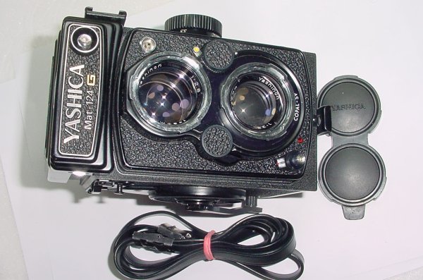 YASHICA Mat-124 G TLR 120 Medium Format Film Camera with 80mm F/3.5 TWIN Lens