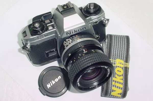 Appareil Photo Argentique Nikon FE10 + Zoom - Pour Pièces Ou Réparation, état Non Fonctionnel